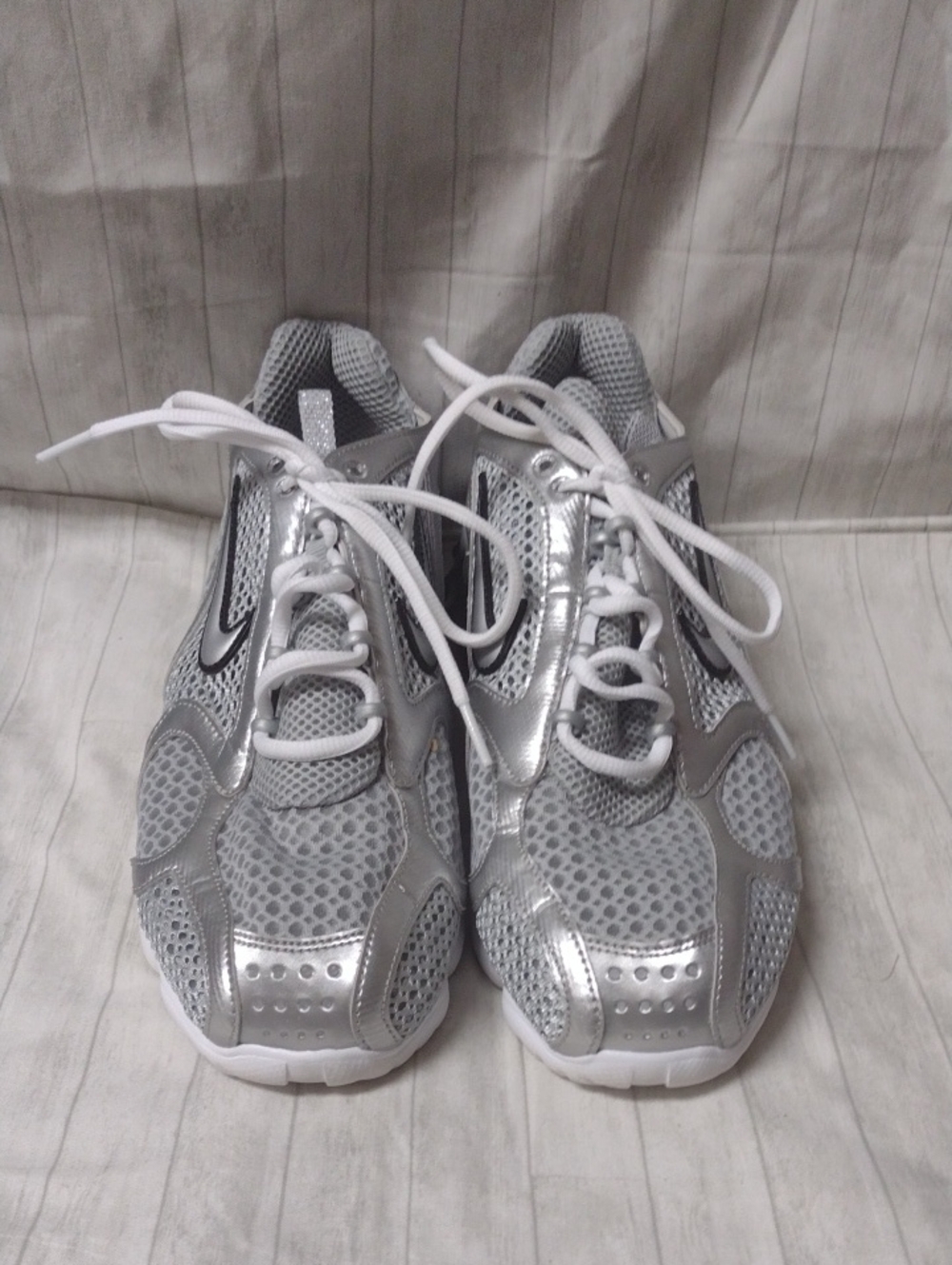Nike Men's White And Silver Sneakers With Red Accents (J1116)